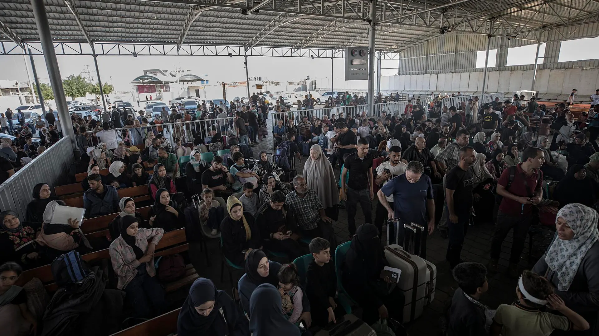 Palestinos que esperan cruzar por el paso de Rafah Palestinos que esperan cruzar por el paso de Rafah