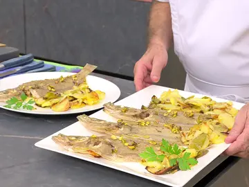 Gallo al horno con patatas panadera, de Arguiñano: "¡Esta receta es caballo ganador!" Gallo al horno con patatas panadera, de Arguiñano: "¡Esta receta es caballo ganador!"