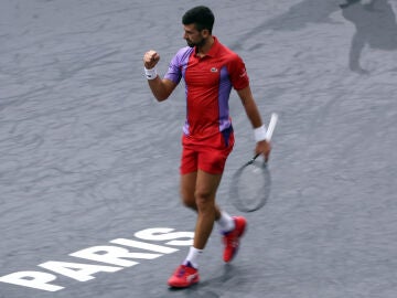Novak Djokovic ceelbra un punto frente a Martín Etcheverry