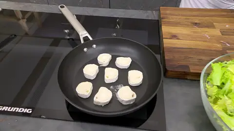 Introduce los medallones de queso Introduce los medallones de queso