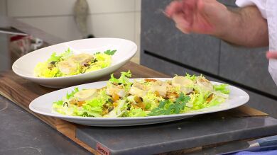Ensalada templada con queso y frutos secos: un primer plato rico y saludable de Arguiñano
