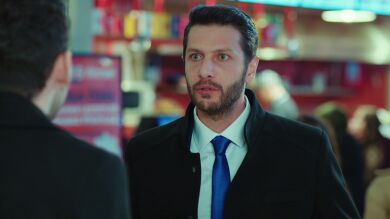 Emir y Caner siguen a Leyla para descubrir lo que oculta… ¡pero ella consigue esquivarlos en el último momento!