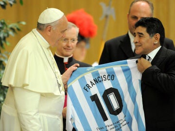 El Papa Francisco recibiendo a Maradona en el año 2014