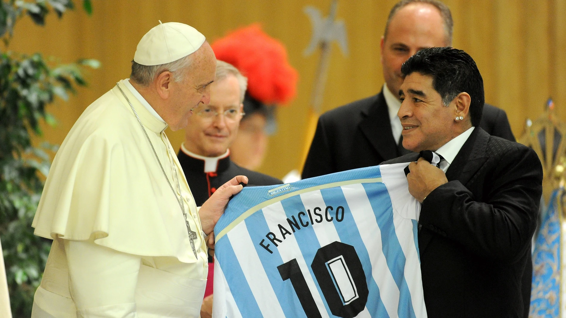 El Papa Francisco recibiendo a Maradona en el año 2014
