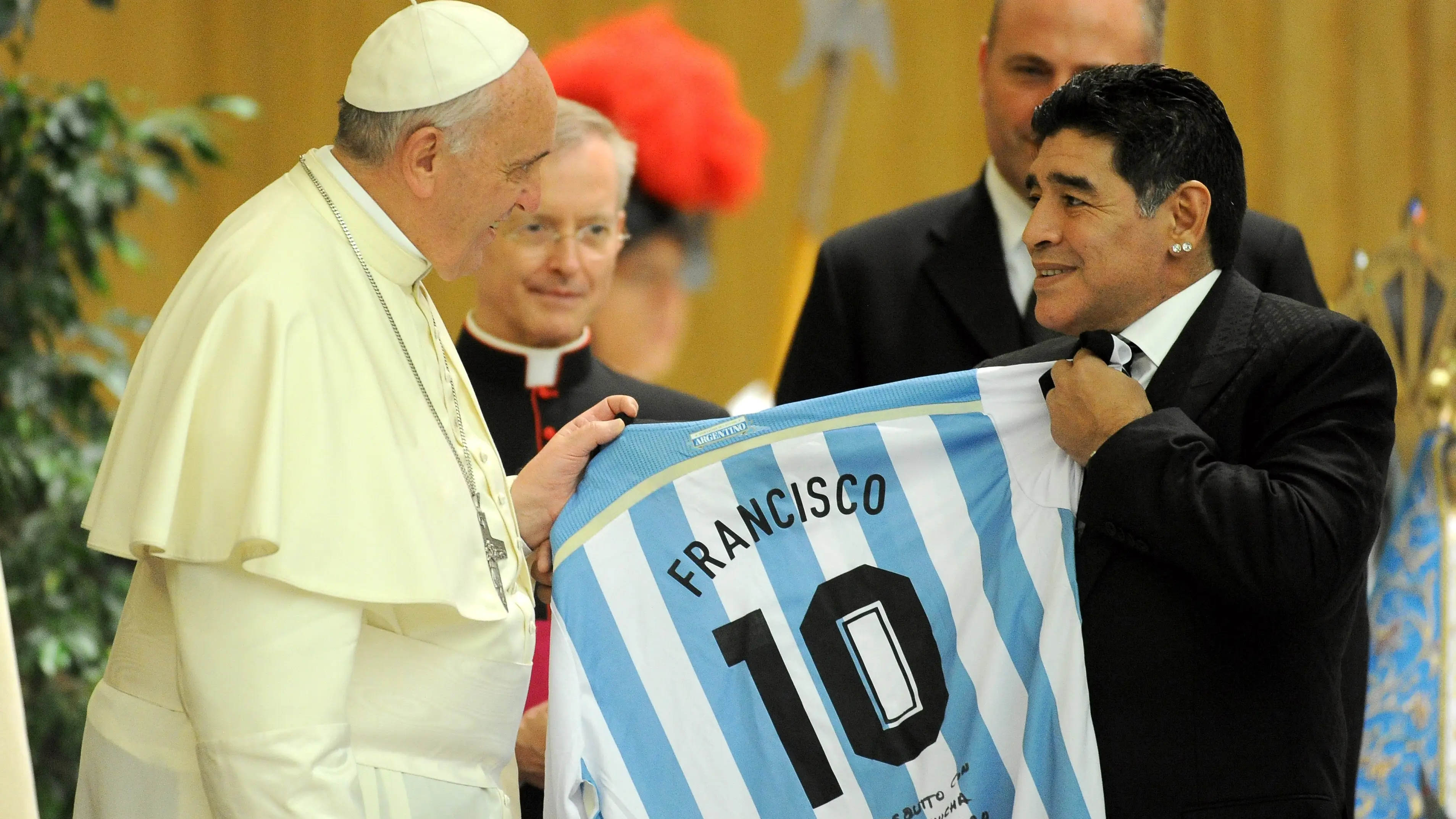 El Papa Francisco recibiendo a Maradona en el año 2014 El Papa Francisco recibiendo a Maradona en el año 2014
