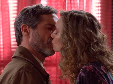 Declaraci&oacute;n de amor inesperada: Sof&iacute;a se lanza y besa apasionadamente a Isidro 
