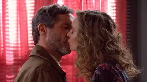 Declaración de amor inesperada: Sofía se lanza y besa apasionadamente a Isidro 
