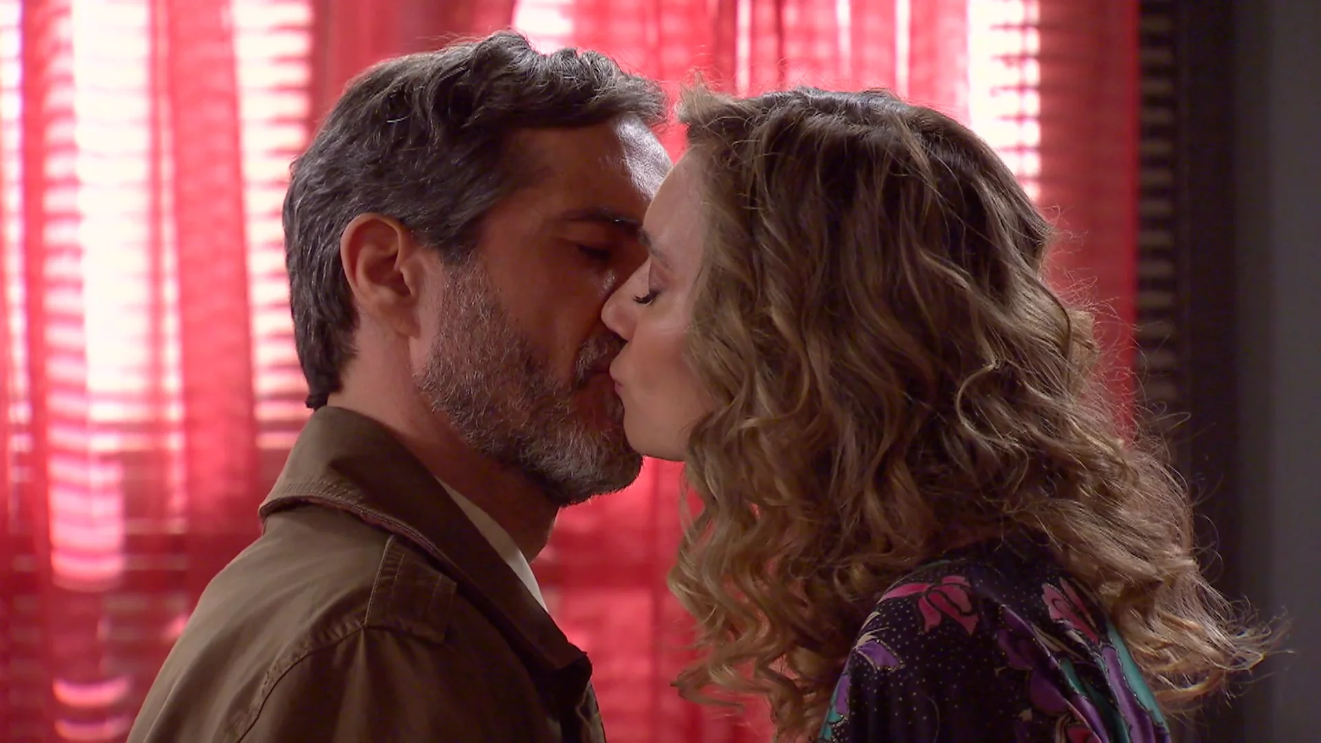 Declaración de amor inesperada: Sofía se lanza y besa apasionadamente a Isidro Declaración de amor inesperada: Sofía se lanza y besa apasionadamente a Isidro