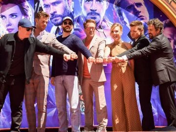 Hemsworth, Evans, Downey, Johansson, Renner y Ruffalo; los Vengadores originales