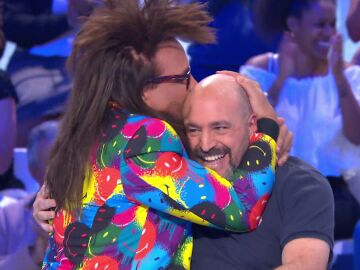 El arrebato de entusiasmo de Torito con &Oacute;scar&hellip; &iexcl;bes&aacute;ndole la calva!
