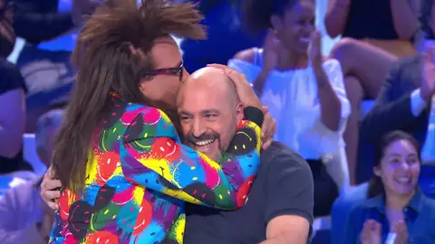 El arrebato de entusiasmo de Torito con Óscar… ¡besándole la calva! El arrebato de entusiasmo de Torito con Óscar… ¡besándole la calva!