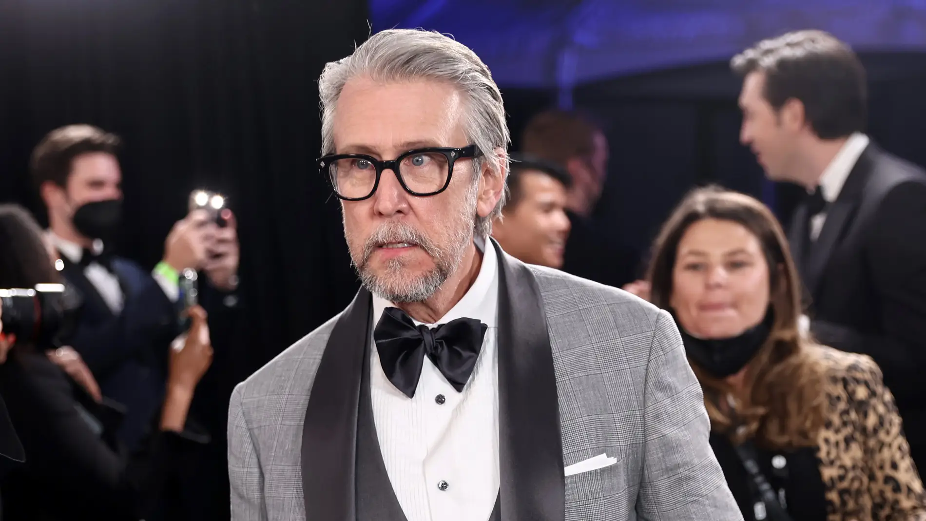 Alan Ruck (Succession) habla tras estrellar su camioneta contra varios ...