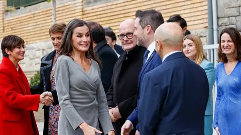 La reina Letizia reaparece de lo más sonriente La reina Letizia reaparece de lo más sonriente