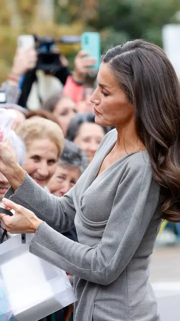 La reina Letizia saluda al público de Tudela La reina Letizia saluda al público de Tudela