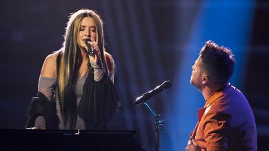 Las lágrimas de emoción de Lola Índigo al interpretar con Pablo López su tema El Dragón