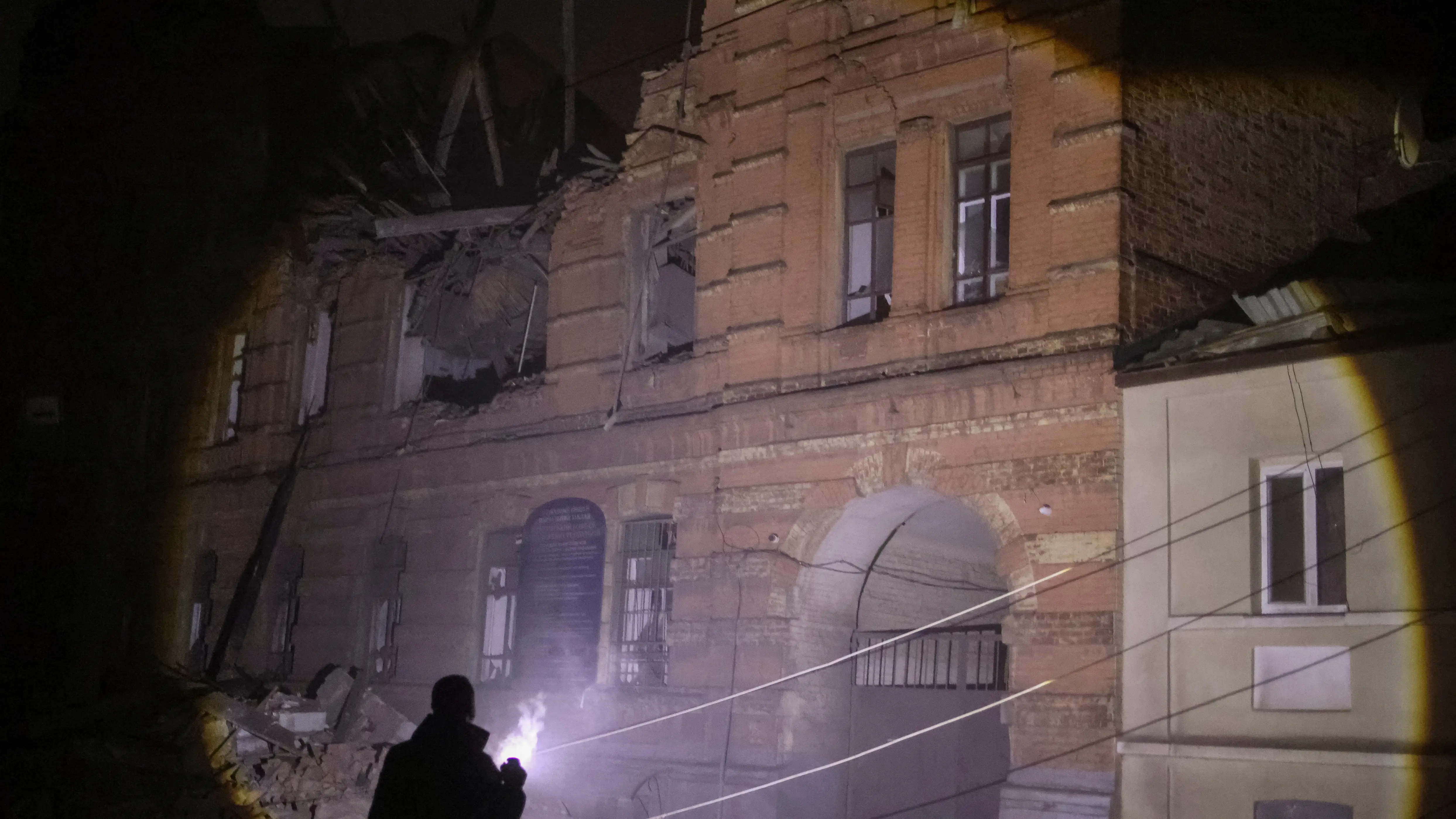 Destrozos por el ataque con drones rusos en Kharkiv, Ucrania Destrozos por el ataque con drones rusos en Kharkiv, Ucrania