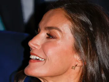 La reina Letizia reaparece así de sonriente La reina Letizia reaparece así de sonriente