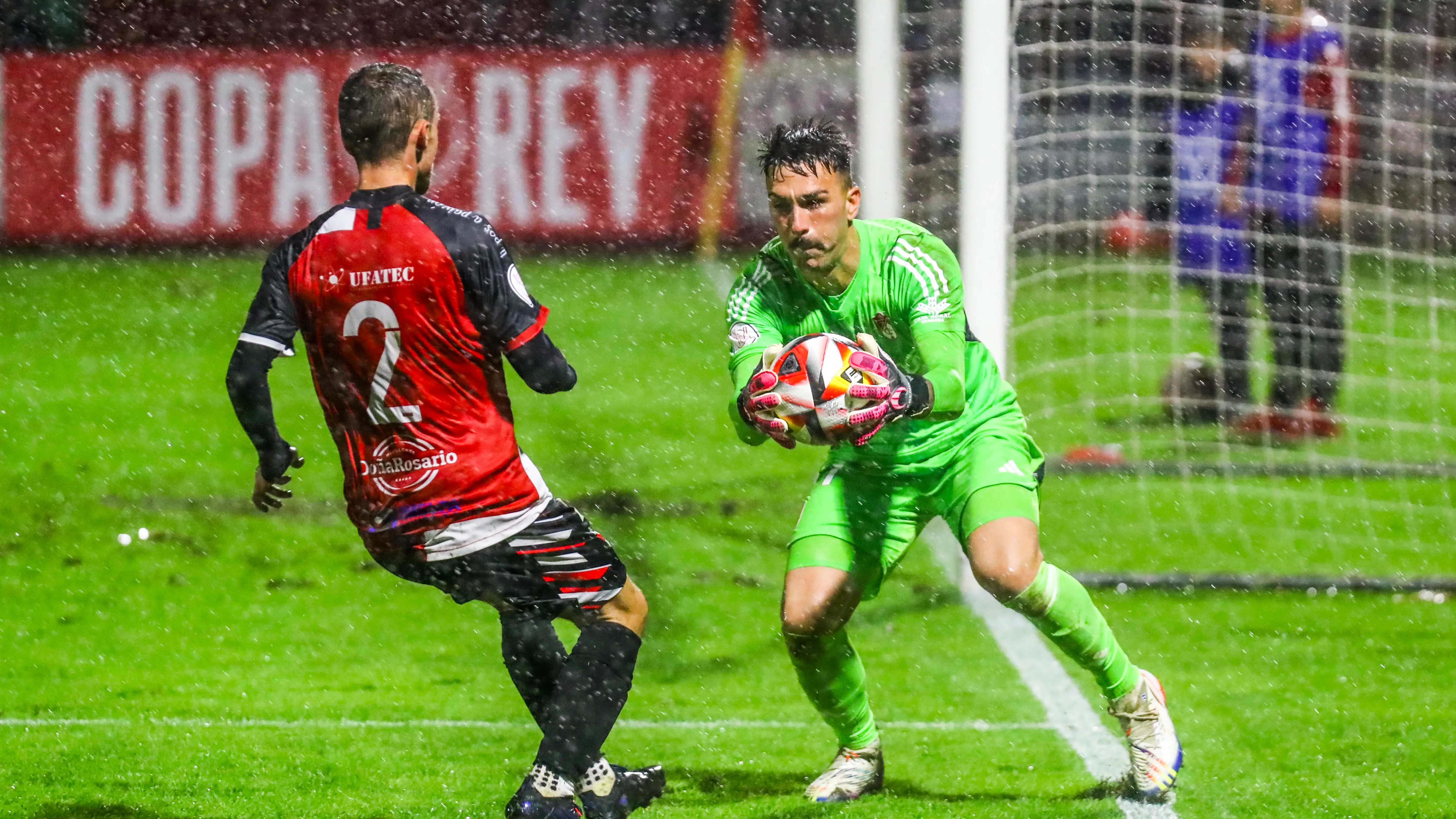 El guardameta del Granada Adri López, en acción ante el Arosa El guardameta del Granada Adri López, en acción ante el Arosa