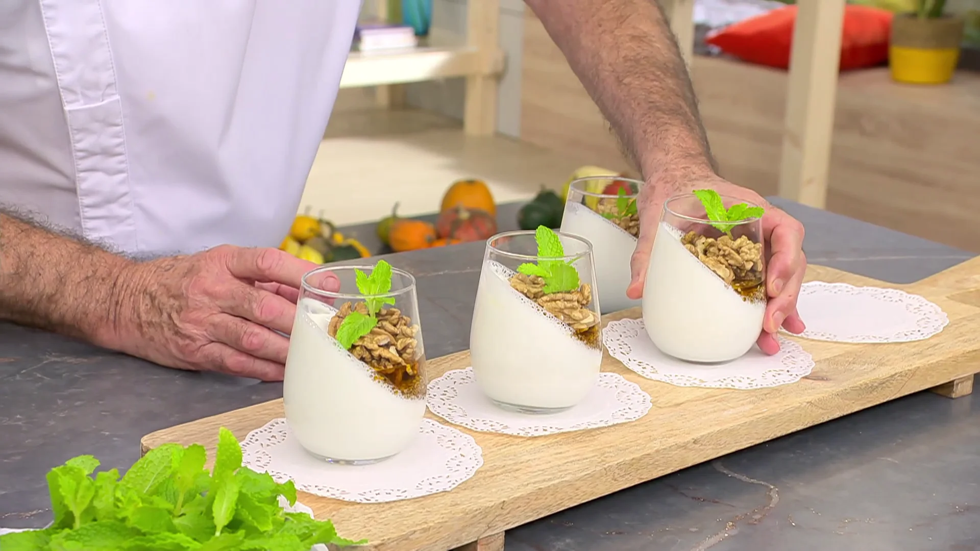 Un postre fácil y rápido de Karlos Arguiñano: cuajada con sésamo, nueces y miel Un postre fácil y rápido de Karlos Arguiñano: cuajada con sésamo, nueces y miel