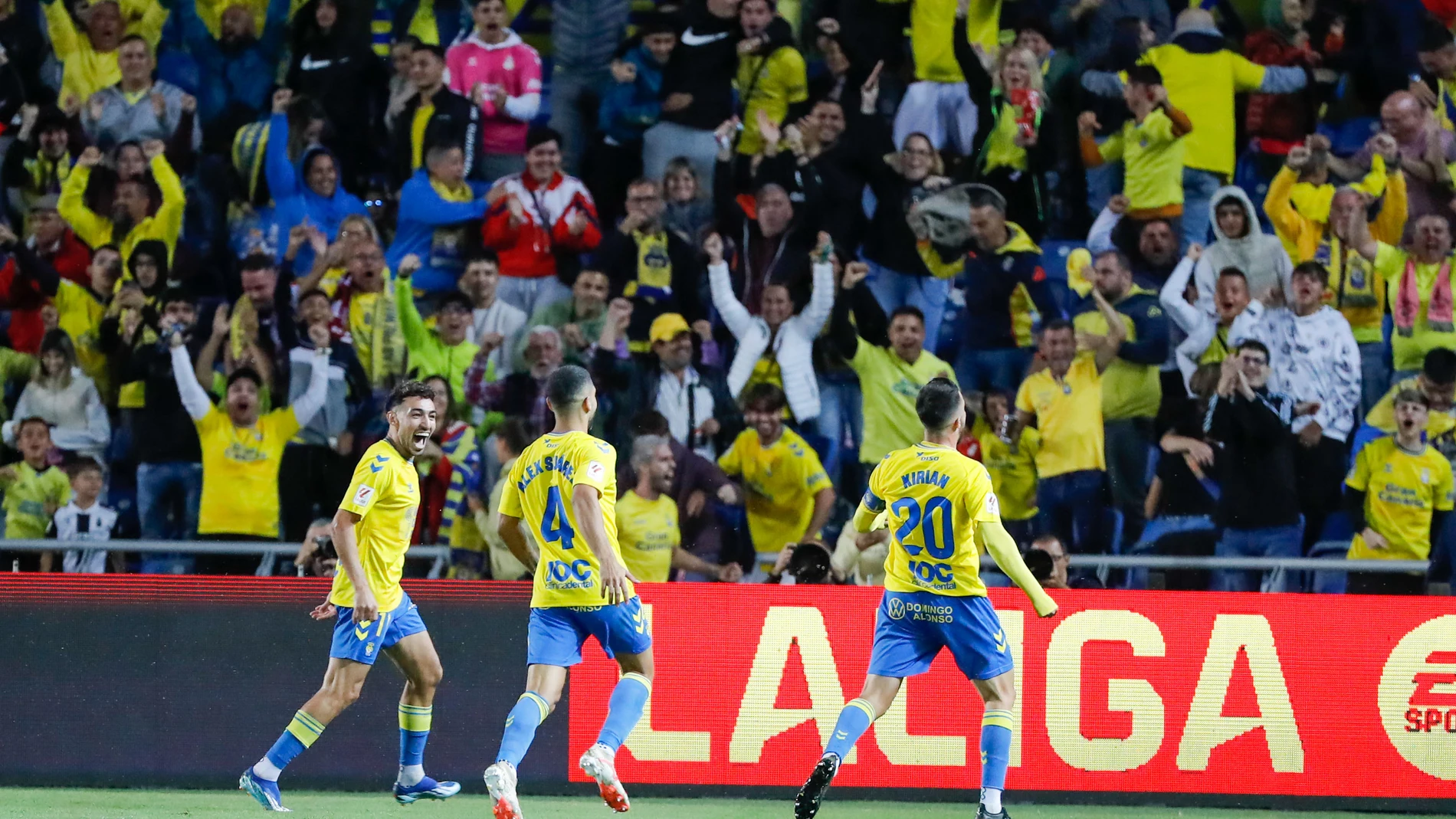 Los jugadores de las Palmas celebran el gol de Kirian (2-1)