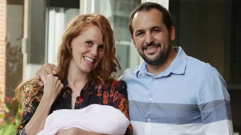 María Castro y su marido José Manuel presentando a su hija Olivia María Castro y su marido José Manuel presentando a su hija Olivia
