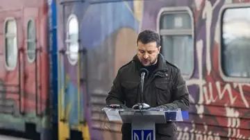 Zelensky habla durante una rueda de prensa en la estación de tren de Kiev. Zelensky habla durante una rueda de prensa en la estación de tren de Kiev.
