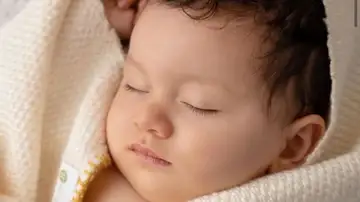 Un bebé con la manta D-Leite