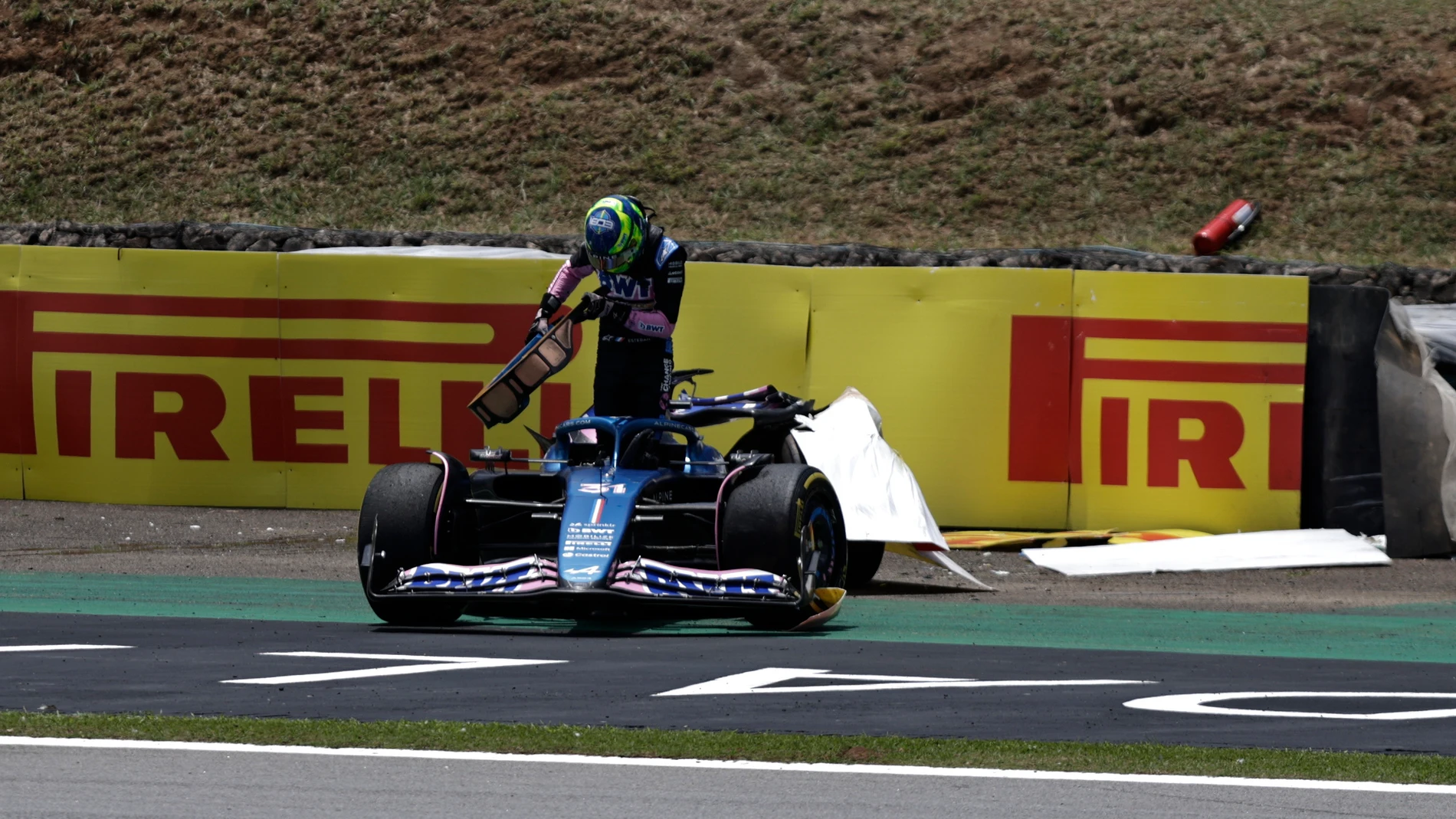 Esteban Ocon sale del Alpine tras chocar contra las protecciones en la SQ1 de Brasil