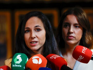 Imagen de archivo de la secretaria general de Podemos, Ione Belarra, y de Irene Montero