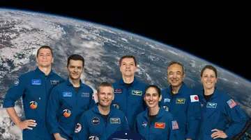 El retrato oficial de la tripulación de la Expedición 70 con (fila superior desde la izquierda) los cosmonautas de Roscosmos Nikolai Chub, Konstantin Borisov y Oleg Kononenko; el astronauta de la JAXA (Agencia de Exploración Aeroespacial de Japón), Satoshi Furukawa; y la astronauta de la NASA Loral O'Hara. En primera fila están el astronauta de la ESA (Agencia Espacial Europea) y comandante de la Expedición 70, Andreas Mogensen, y la astronauta de la NASA, Jasmin Moghbeli.