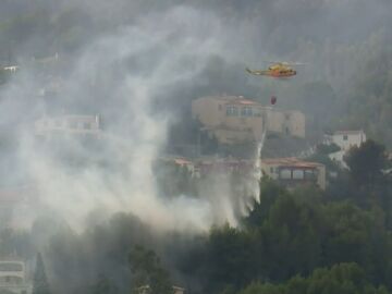 Un helicóptero ayuda en las labores de extinción del incendio en Montixelvo