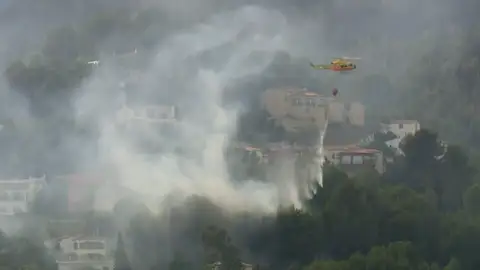 Un helicóptero ayuda en las labores de extinción del incendio en Montixelvo Un helicóptero ayuda en las labores de extinción del incendio en Montixelvo