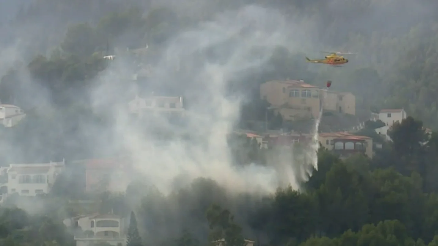 Un helicóptero ayuda en las labores de extinción del incendio en Montixelvo Un helicóptero ayuda en las labores de extinción del incendio en Montixelvo