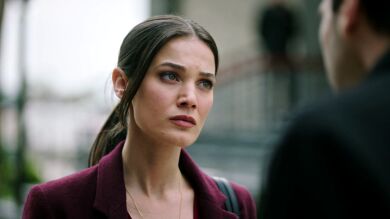 Ilgaz, muerto de celos, pilla a Ceylin cenando con Ömer: “Ese hombre es peligroso”