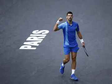 Novak Djokovic celebra un punto en la final del master parisino Novak Djokovic celebra un punto en la final del master parisino