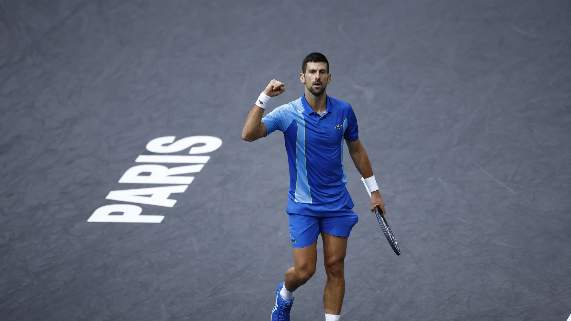 Novak Djokovic celebra un punto en la final del master parisino