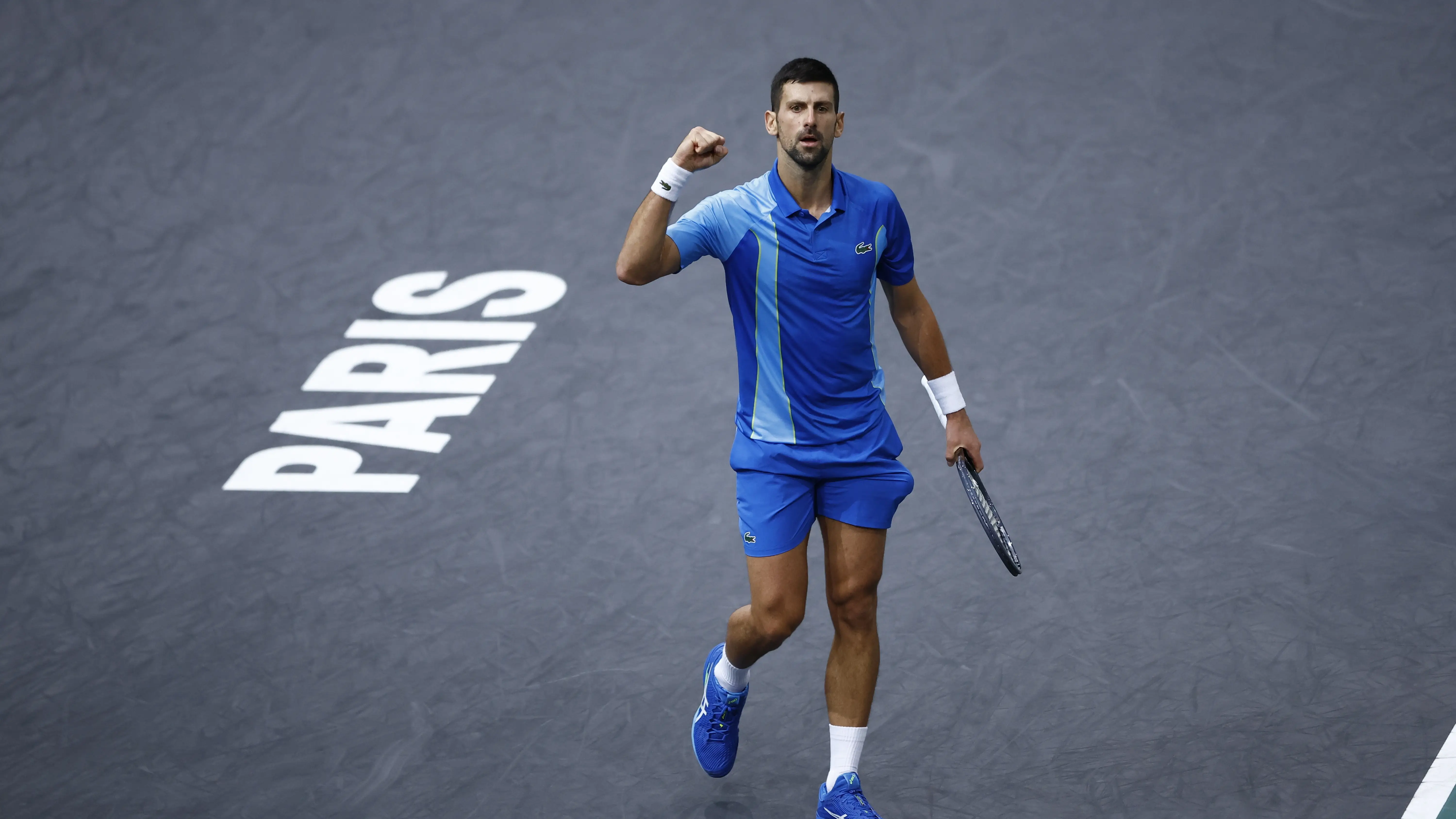 Novak Djokovic celebra un punto en la final del master parisino Novak Djokovic celebra un punto en la final del master parisino