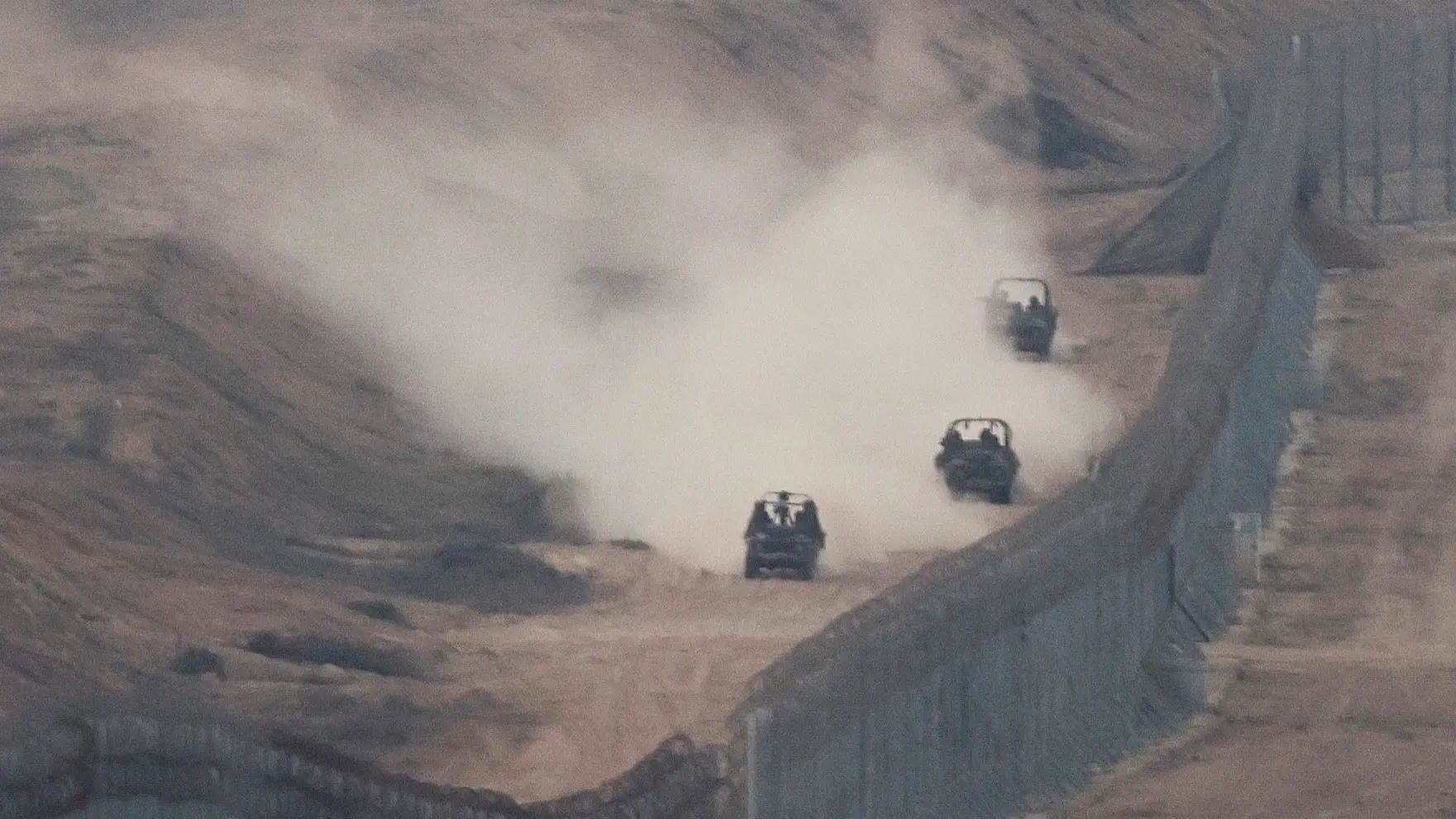 Imagen de veh&iacute;culos militares israel&iacute;es en la frontera en Gaza