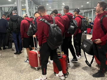 Los jugadores del Sevilla en el aeropuerto de Peinador, Vigo