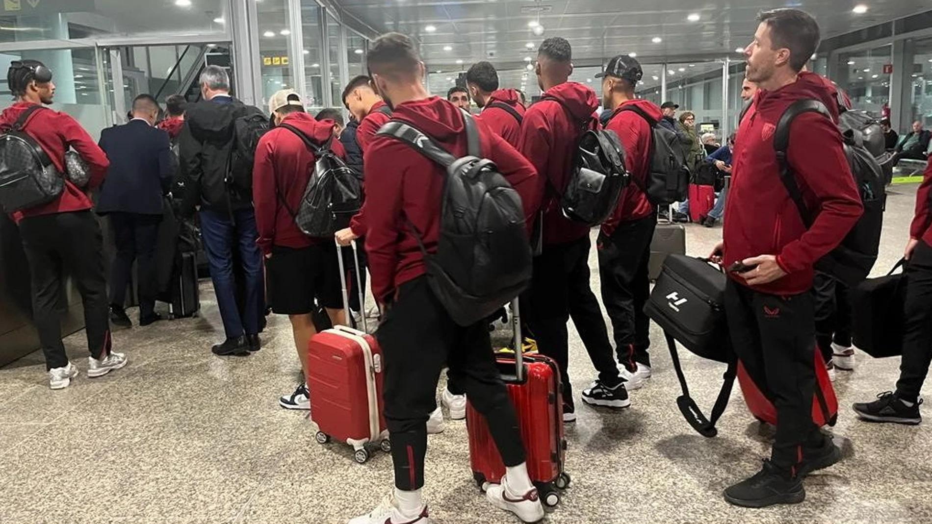 Los jugadores del Sevilla en el aeropuerto de Peinador, Vigo