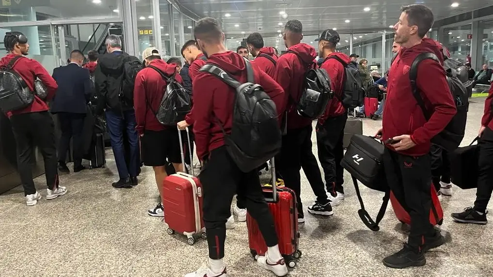 Los jugadores del Sevilla en el aeropuerto de Peinador, Vigo Los jugadores del Sevilla en el aeropuerto de Peinador, Vigo