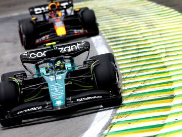 Fernando Alonso y un Red Bull en el GP de Brasil 2023