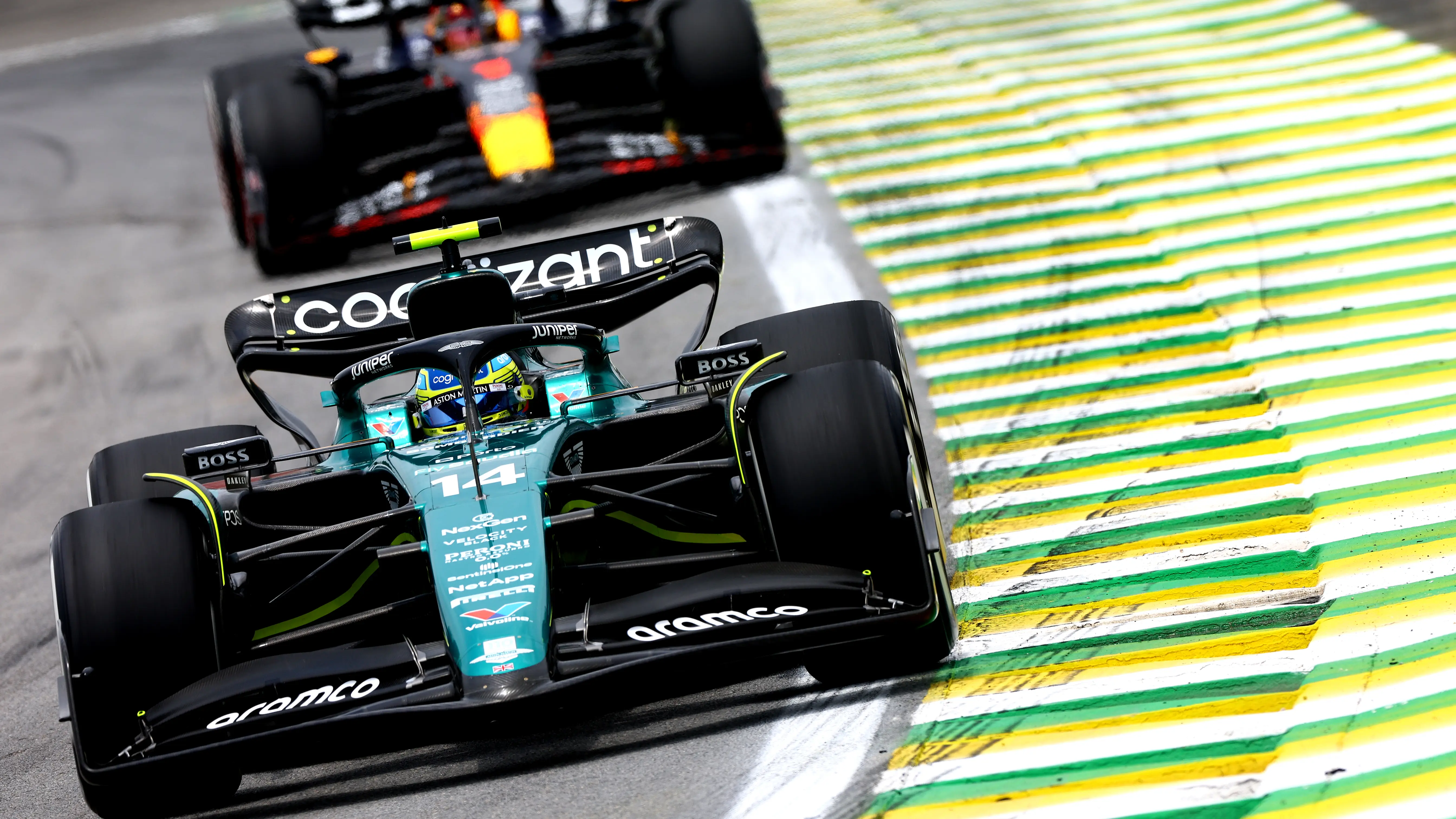 Fernando Alonso y un Red Bull en el GP de Brasil 2023 Fernando Alonso y un Red Bull en el GP de Brasil 2023