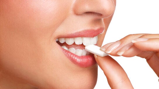 Mujer comiendo chicle