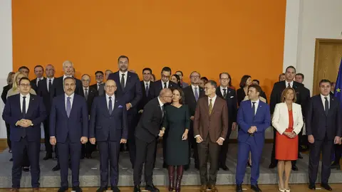 Momento en el que el ministro croata intenta besar a su homóloga alemana Momento en el que el ministro croata intenta besar a su homóloga alemana