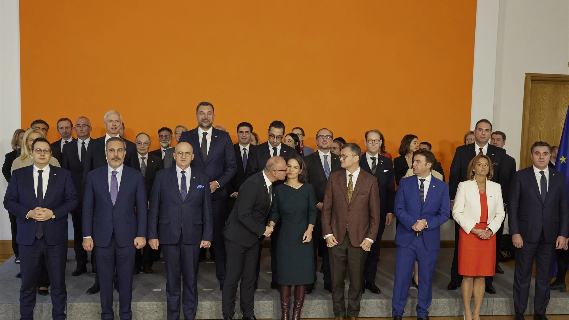 Momento en el que el ministro croata intenta besar a su hom&oacute;loga alemana