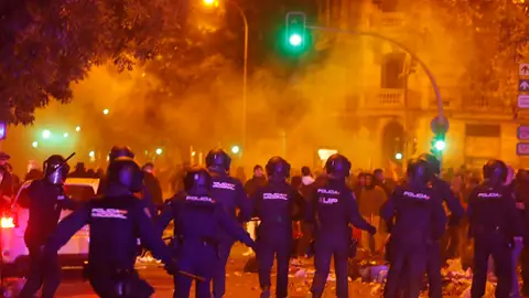 Agentes de la Policía Nacional intervienen durante la concentración en Ferraz Agentes de la Policía Nacional intervienen durante la concentración en Ferraz