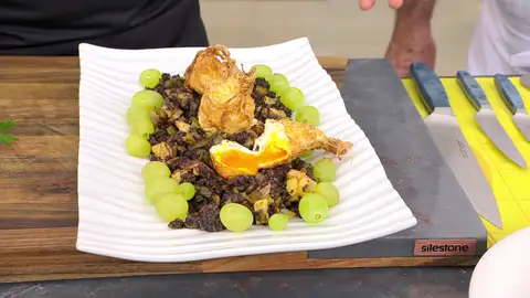 Huevo "JA" con migas de morcilla, la receta sensacional de Joseba Arguiñano Huevo "JA" con migas de morcilla, la receta sensacional de Joseba Arguiñano