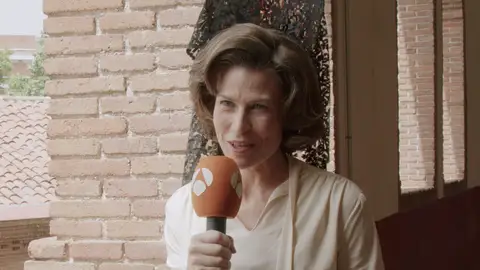 Salomé Jiménez, la Reina Sofía, desvela cómo se ha preparado para el papel: "Me he leído todo lo que he encontrado de ella" Salomé Jiménez, la Reina Sofía, desvela cómo se ha preparado para el papel: "Me he leído todo lo que he encontrado de ella"