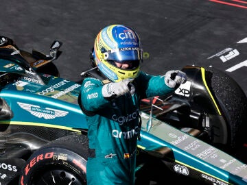 Fernando Alonso celebra su tercer puesto en el GP de Brasil